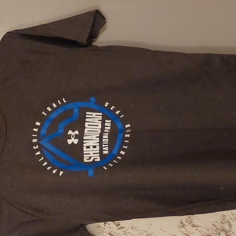 Youth Large underarmor t shirt